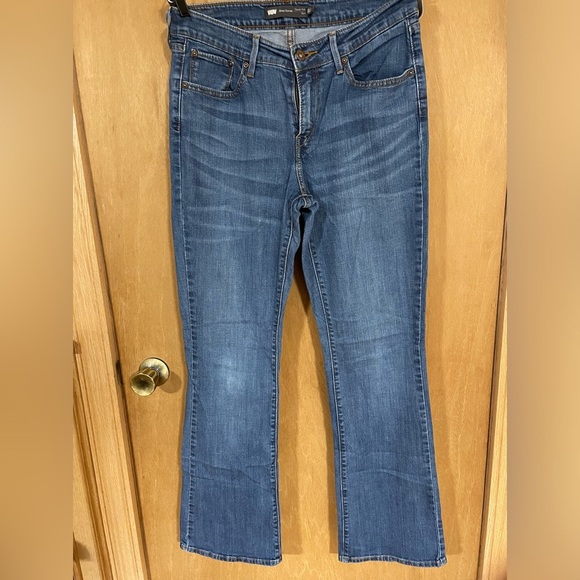 UC- Levi’s classic rise boot cut jeans - Picture 2 of 5